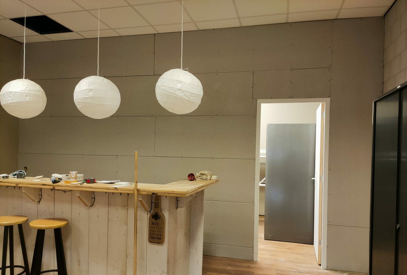 Keuken met houten bar, gemaakt door SRM Bouw